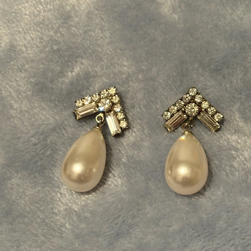Vintage Faux Pearl drop earrings with Rhinestone’s. - Picture 4 of 16
